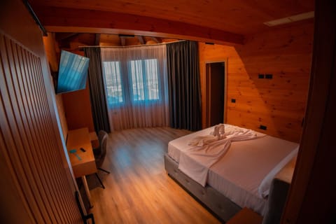 Bed, TV and multimedia, Photo of the whole room, Bedroom