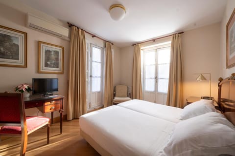 Bed, TV and multimedia, Bedroom