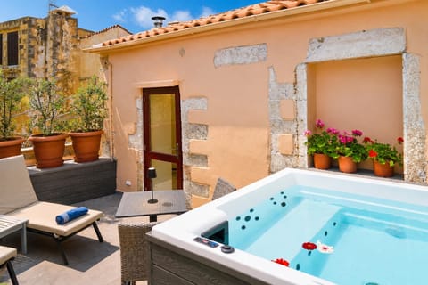Property building, Hot Tub, Swimming pool