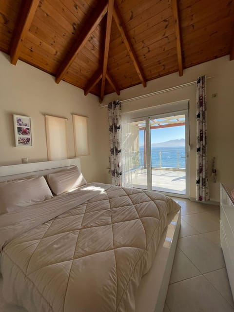 Bed, Balcony/Terrace, Photo of the whole room, Decorative detail, Bedroom, Sea view, towels