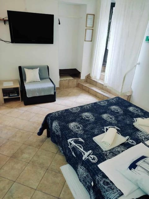 Bed, TV and multimedia, Photo of the whole room, Bedroom, towels