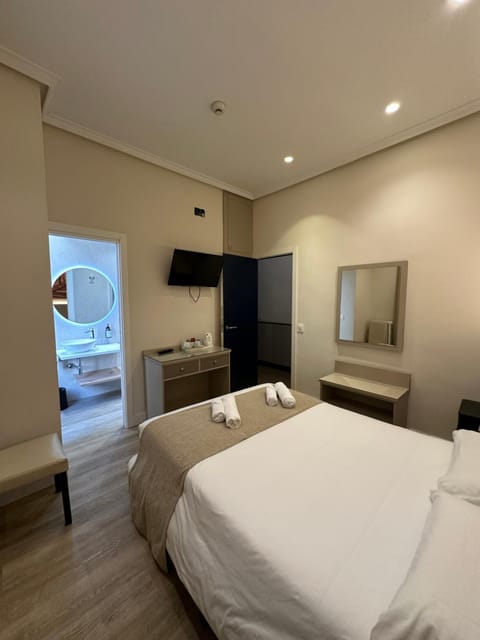 Bed, TV and multimedia, Photo of the whole room