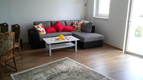 Living room, Photo of the whole room, Decorative detail, Seating area