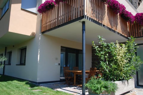 Property building, Facade/entrance, Balcony/Terrace