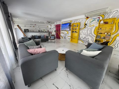 Communal lounge/ TV room, Living room