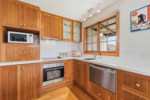 Kitchen or kitchenette, dishwasher, stove