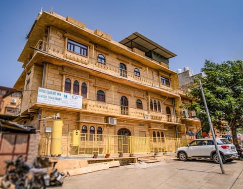 Property building, Day, Landmark view, Street view, Location, Parking