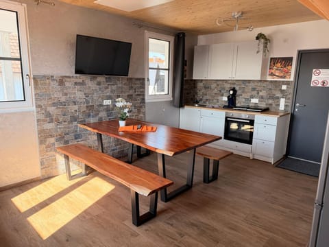 Kitchen or kitchenette, Dining area