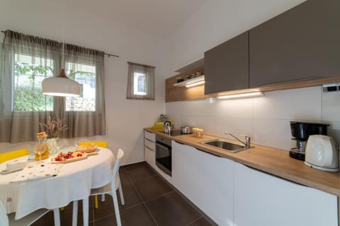 Kitchen or kitchenette, Food and drinks, Dining area