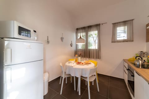 Kitchen or kitchenette, Dining area, minibar, pet friendly