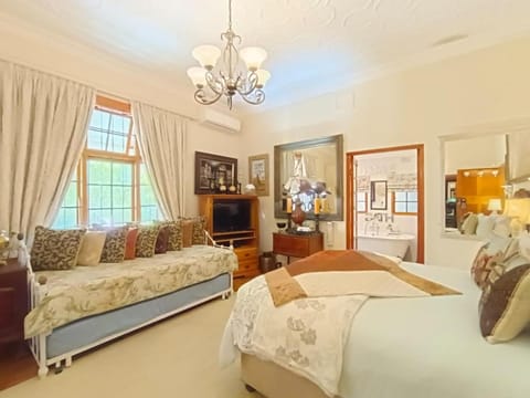 Bed, TV and multimedia, air conditioner