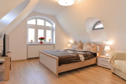 Photo of the whole room, Bedroom