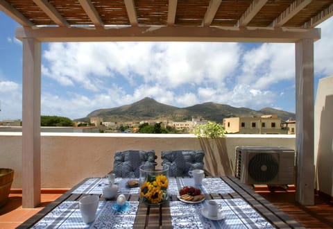 Natural landscape, Balcony/Terrace, Seating area, Dining area