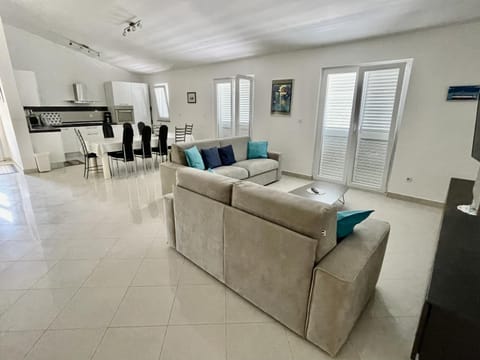 Kitchen or kitchenette, Living room, Seating area, Dining area