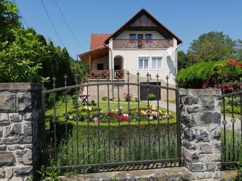 Facade/entrance, Street view, Family