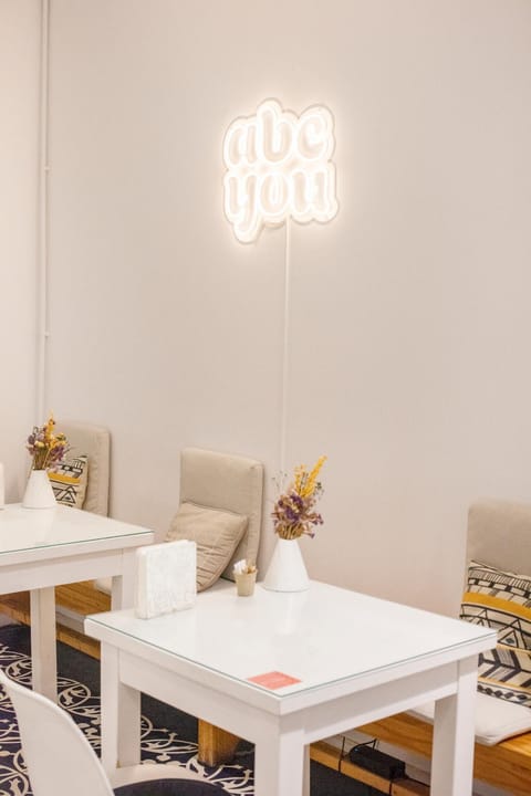 Seating area, Breakfast