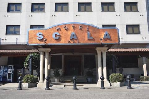 Facade/entrance, Area and facilities