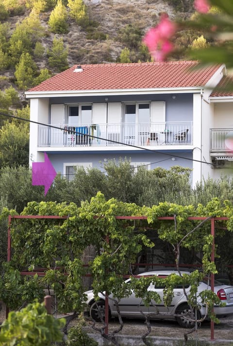 Property building, Garden, Balcony/Terrace, Parking