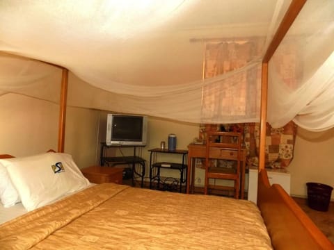 Bed, TV and multimedia, Photo of the whole room, Seating area, Bedroom