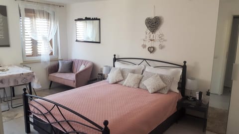 Seating area, Bedroom