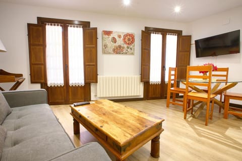 Communal lounge/ TV room, TV and multimedia, Living room, Seating area, Dining area, Evening entertainment