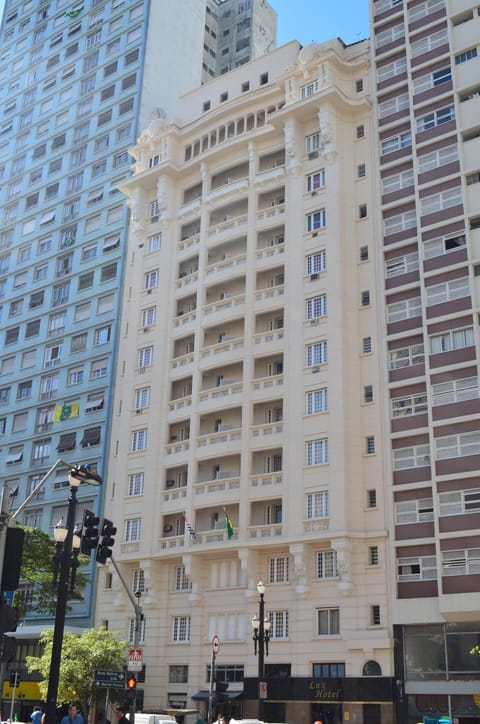Nearby landmark, Restaurant/places to eat, Facade/entrance, Neighbourhood, City view, Supermarket/grocery shop