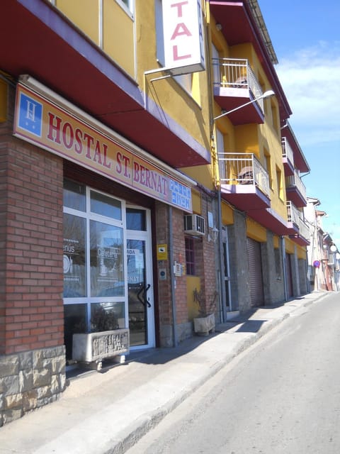 Property building, Facade/entrance, Day, Neighbourhood, Street view