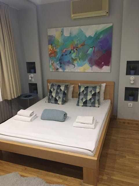 Bed, Photo of the whole room