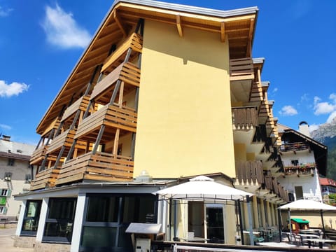 Property building, Facade/entrance, Balcony/Terrace