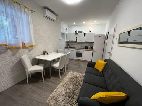 Property building, Coffee/tea facilities, Living room, Dining area, kitchen