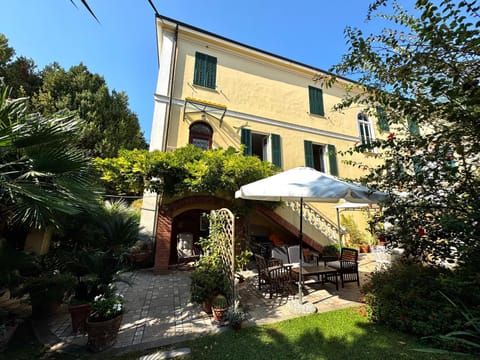 Villa Angelina Holiday Homes I Casa Glicine I 5 minuti a piedi dalle spiagge I Giardino I Parcheggio privato Apartment in Vallecrosia