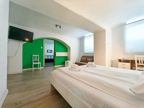 Bed, TV and multimedia, Photo of the whole room, Bedroom, towels