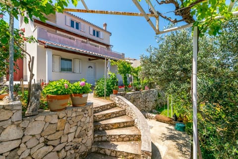 Property building, Patio, Facade/entrance, Day, Garden, Garden view