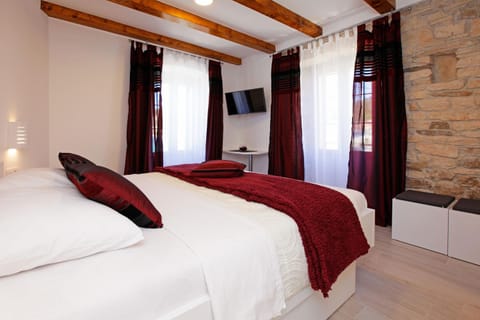 Bed, City view, Sea view