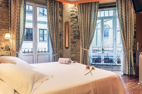 Bed, Bathroom, TV and multimedia, Coffee/tea facilities, Balcony/Terrace, Photo of the whole room, Bedroom, Landmark view, Non alcoholic drinks