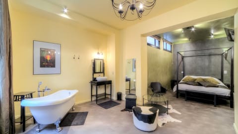 Toilet, Bed, Bathroom, TV and multimedia, Photo of the whole room, Decorative detail, Decorative detail, Bedroom, Bath