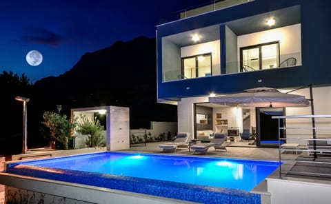 Shower, Facade/entrance, Night, Summer, TV and multimedia, Balcony/Terrace, Living room, Seating area, Pool view, Sea view, Swimming pool, Swimming pool
