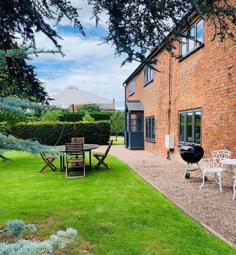 Property building, Patio, Facade/entrance, Garden