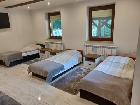 Bed, TV and multimedia, Photo of the whole room, Bedroom, hair dresser, towels