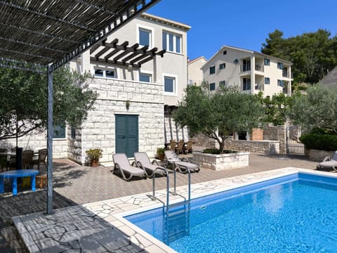 Property building, Day, Swimming pool