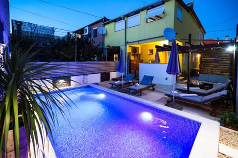 Property building, Patio, Day, Pool view, Swimming pool, sunbed
