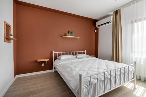 Bed, Bedroom, internet, air conditioner
