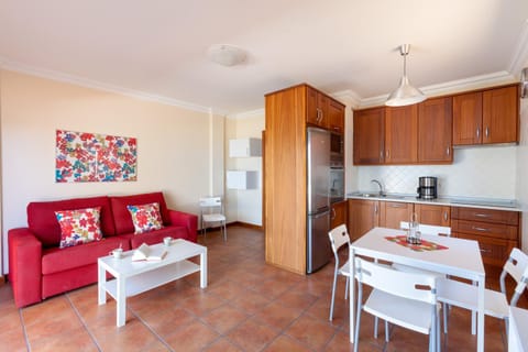 Kitchen or kitchenette, Living room, Seating area, Dining area, minibar, pet friendly, stove