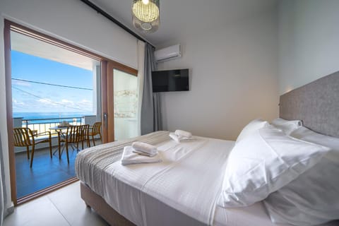 Bed, TV and multimedia, View (from property/room), Balcony/Terrace, Photo of the whole room, Bedroom, Sea view, towels, air conditioner