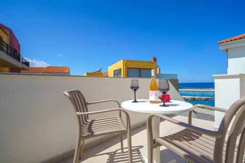 View (from property/room), Balcony/Terrace, Landmark view, Sea view, Quiet street view