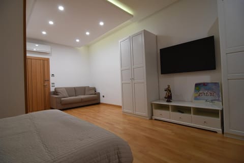 TV and multimedia, Photo of the whole room