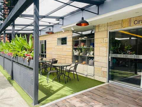 Property building, Patio, Restaurant/places to eat, Spring, Day