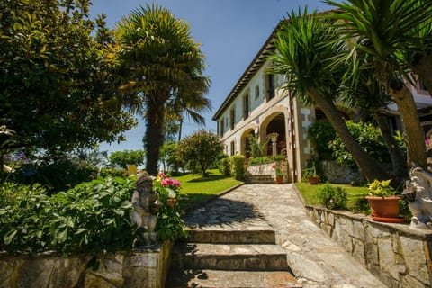 Property building, Facade/entrance, Garden, Garden view