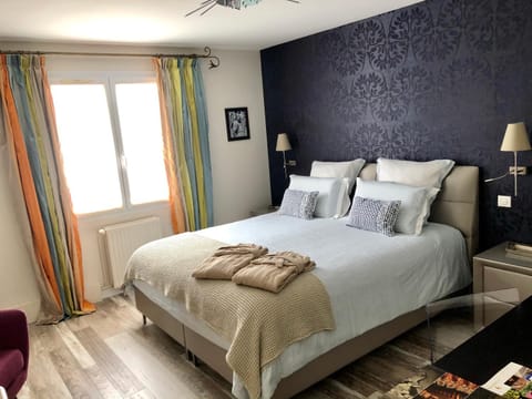 Bed, Photo of the whole room, Decorative detail, Bedroom