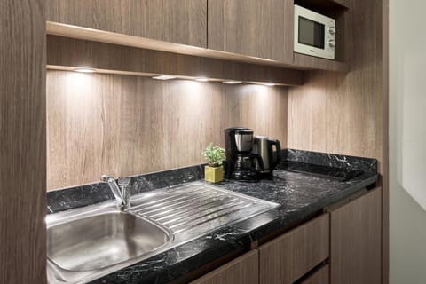 Coffee/tea facilities, Kitchen or kitchenette, stove